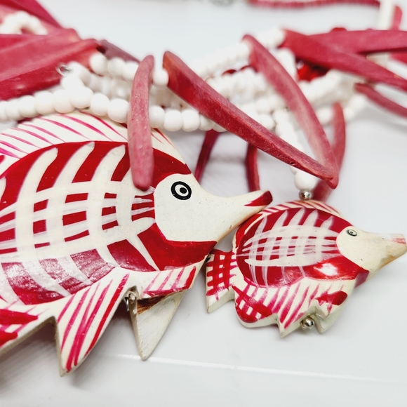 Puka Sea Shell Bead & Chip Dyed Red Coconut Painted Fish Necklace Surfer Island - Picture 7 of 8